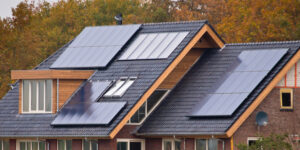 Das Satteldach ist die am meisten verbreitete Dachform in Deutschland. Grund genug uns diese im Hinblick auf ihre Eignung für Photovoltaikanlagen näher anzusehen.
